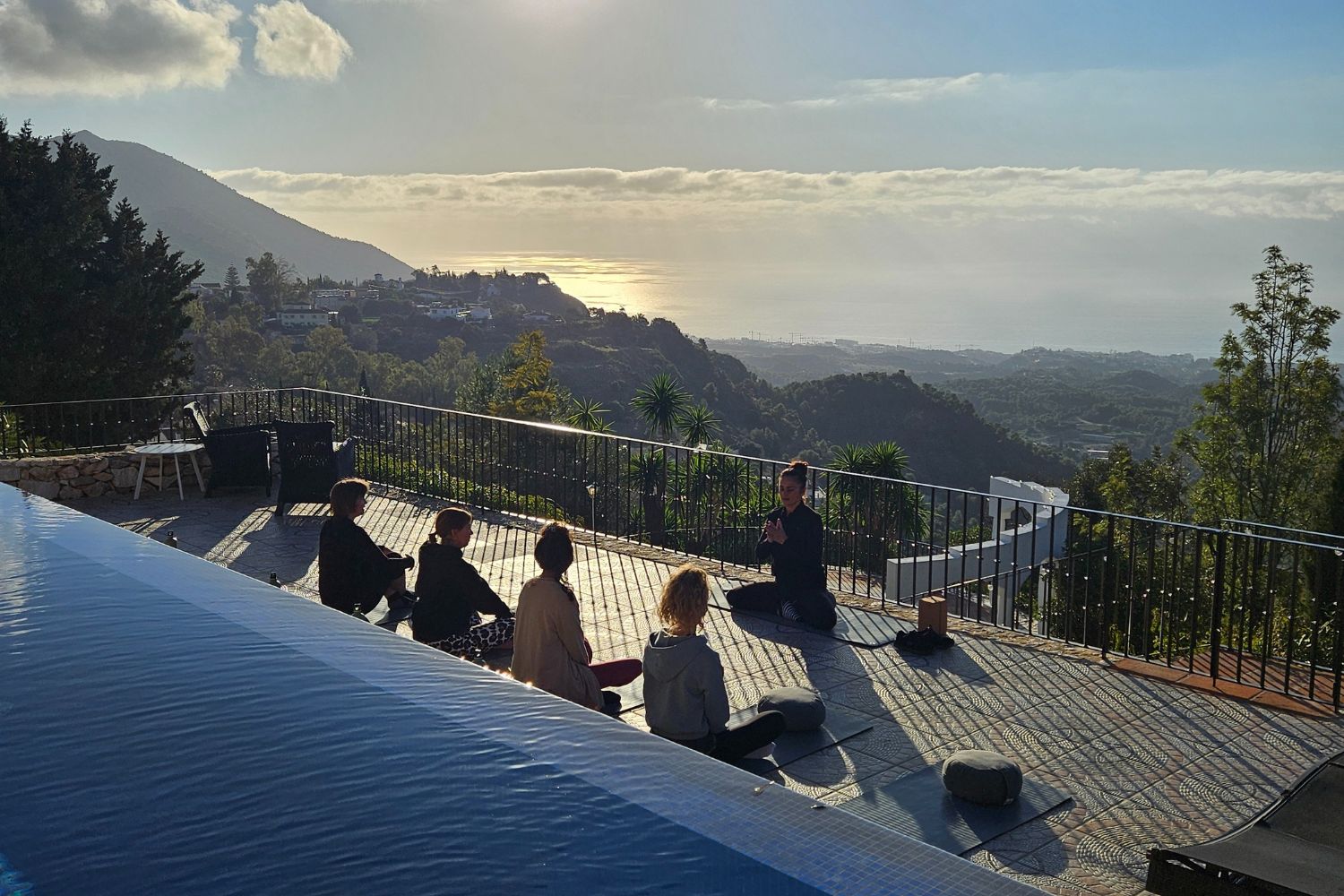 Yoga sessie op het terras van Villa Pureza tijdens de luxe body, mind & soul retreat